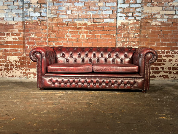 3 seat vintage Chesterfield sofa. Exceptional !