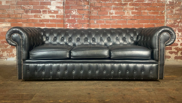 Vintage Classic Chesterfield in Premium Black Leather